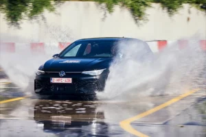 nieuwe bestuurder volgt het Terugkommoment rijbewijs B bij Jesco in Puurs, begeleid door een ervaren coach op het oefenterrein.