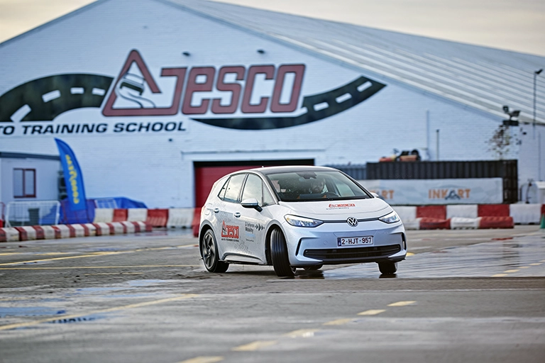 Volkswagen ID.3 op Jesco oefenterrein: leren autorijden met begeleiding van experten.